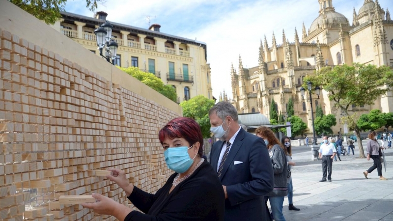 La alcaldesa de Segovia, Clara Luquero (i) junto al embajador de Alemania en España, Wolfgang Hermann Dold (d) durante su participación este viernes en el proyecto 'Desaparece el muro'. /EFE