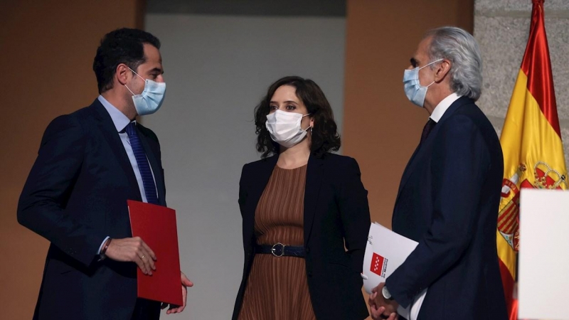 18/09/2020.- La presidenta madrileña, Isabel Díaz Ayuso, el vicepresidente madrileño, Ignacio Aguado (izda), y el consejero de Sanidad de Madrid, Enrique Ruiz, ofrecen una rueda de prensa para anunciar las restricciones de movilidad para hacer frente al c