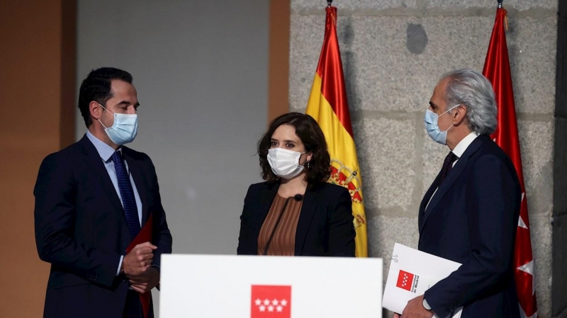 La presidenta madrileña, Isabel Díaz Ayuso, el vicepresidente madrileño, Ignacio Aguado (izda), y el consejero de Sanidad de Madrid, Enrique Ruiz Escudero. /EFE