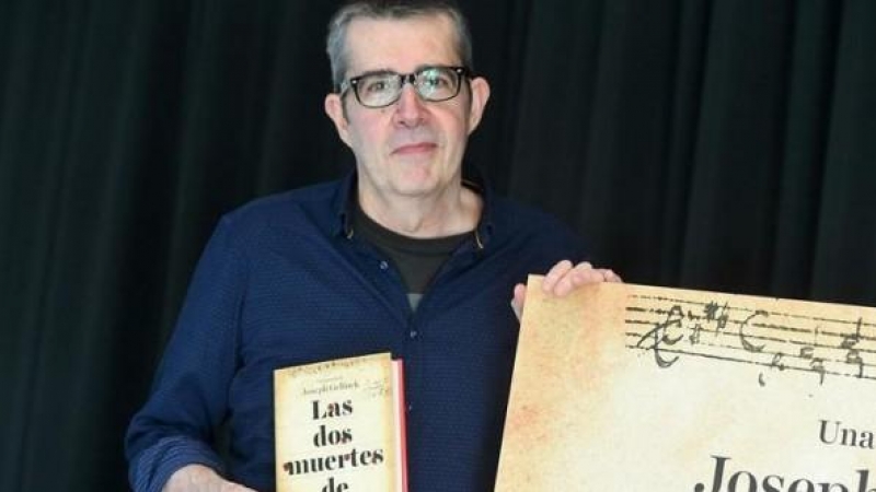 Joseph Gelinek, seudónimo del periodista Máximo Pradera, durante la presentación de su novela 'Las dos muertes de Mozart'./Archivo/ EFE