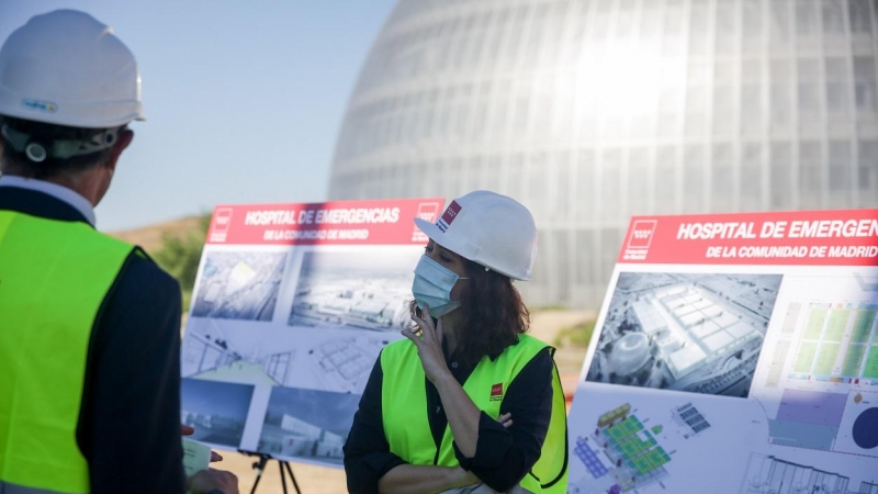 La presidenta de la Comunidad, Isabel Díaz Ayuso, durante su visita las obras de construcción del nuevo Hospital de Emergencias de la región en la zona de Valdebebas. E.P./Ricardo Rubio