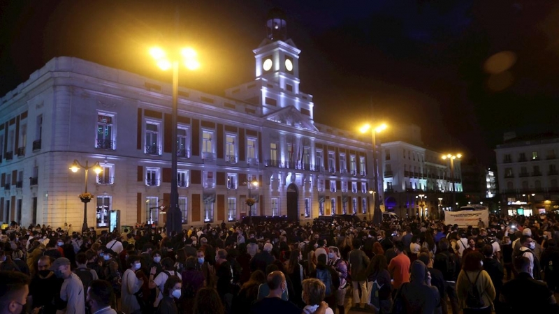 Cientos de ciudadanos se han dado cita esta noche de manera espontánea en la Puerta del Sol de Madrid, para protestar ante las medidas diseñadas por la Comunidad de Madrid. /EFE