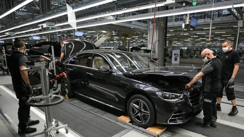 Trabajadores de una factoría de Mercedes en Sindelfingen, Alemania / EFE