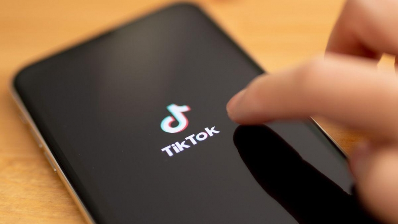 Imagen del logo de la aplicación china TikTok en un teléfono móvil / EFE