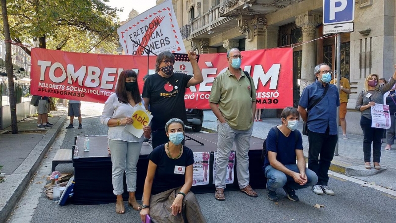 Els participants a la roda de premsa on la plataforma 3O ha anunciat els actes que preparen pel tercer aniversari de l'1-O. EMMA PONS