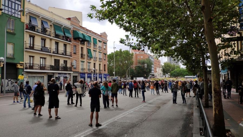 Concentración este domingo en los alrededores de la plaza de Legazpi para protestar contra las restricciones de movilidad decretadas por el Gobierno de Isabel Díaz Ayuso a partir del próximo lunes para frenar la pandemia en Madrid/ EFE