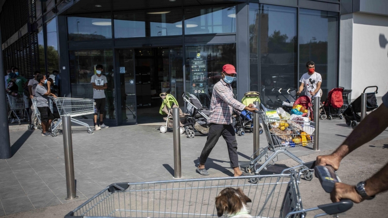 Refugiados hacen la compra en el supermercado cercano al campo / Jairo Vargas