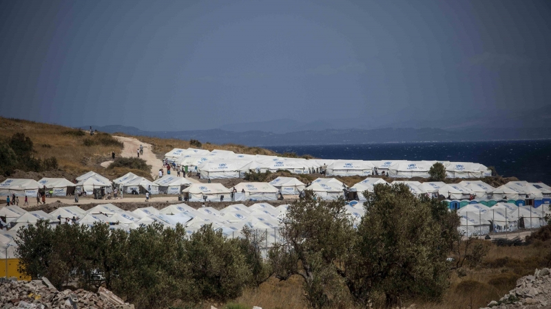 Las carpas de ACNUR del nuevo campo de refugiados de Lesbos, al fondo, la costa turca / JAIRO VARGAS