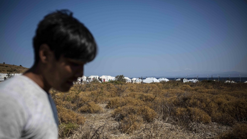 Kazen grupo de solicitantes de asilo camina por un sendero hacia el nuevo campo de refugiados en Lesbos / JAIRO VARGAS