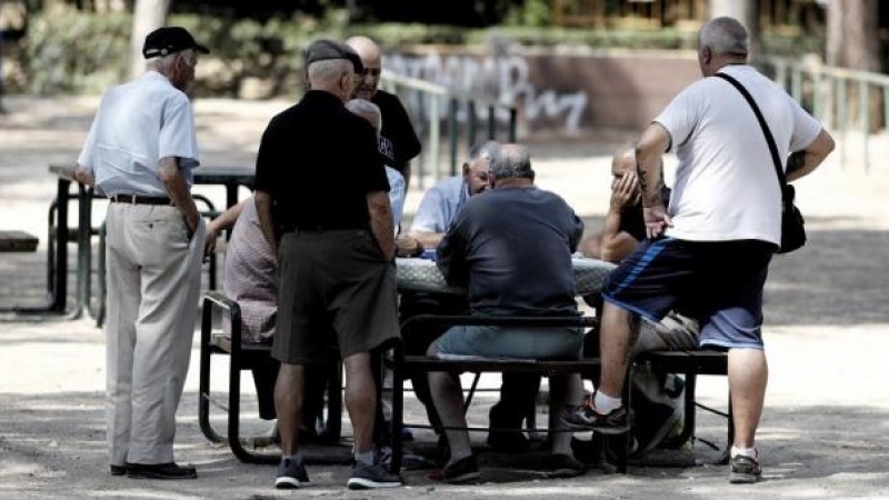 Varios jubilados, en un parque de Madrid antes de la pandemia. / EFE