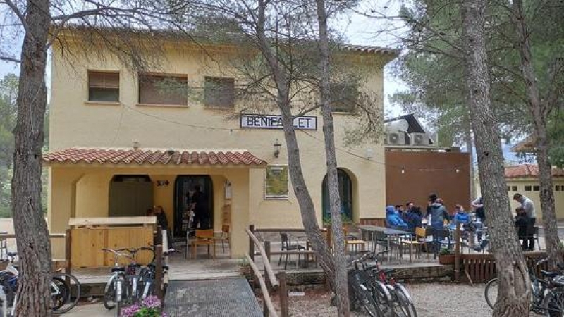 La estación de Benifallet es ahora restaurante y centro turístico de la Via verda de la Terra Alta. / Estació-Benifallet