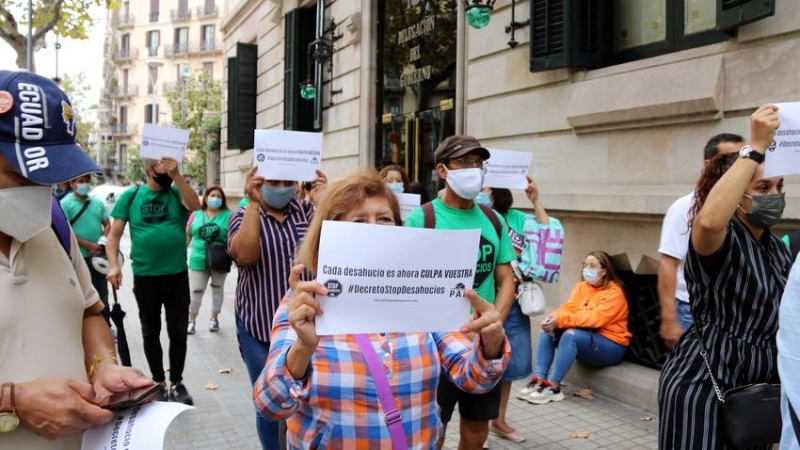 Concentració d'activistes de la PAH aquest dilluns a les portes de la delegació del Govern espanyol a Barcelona.