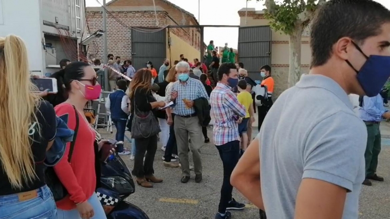 Asistentes a la novillada de este domingo en la entrada de la plaza de toros de Fuensalida (Toledo).