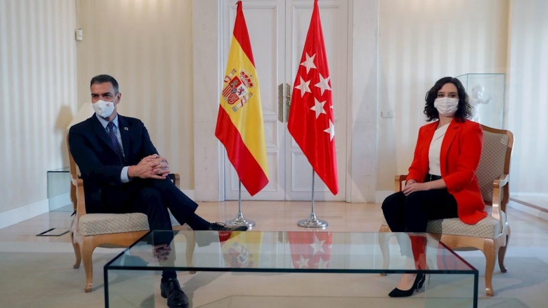 La presidenta de la Comunidad de Madrid, Isabel Díaz Ayuso, y el presidente del Gobierno, Pedro Sánchez, durante la reunión en la sede del Ejecutivo autonómico, en la Puerta del Sol. EFE/Emilio Naranjo