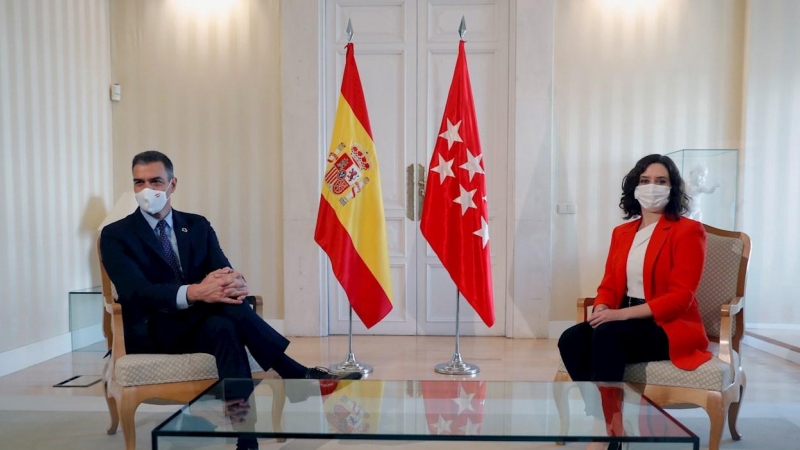 La presidenta de la Comunidad de Madrid, Isabel Díaz Ayuso, y el presidente del Gobierno, Pedro Sánchez, durante la reunión en la sede del Ejecutivo autonómico, en la Puerta del Sol. EFE/Emilio Naranjo