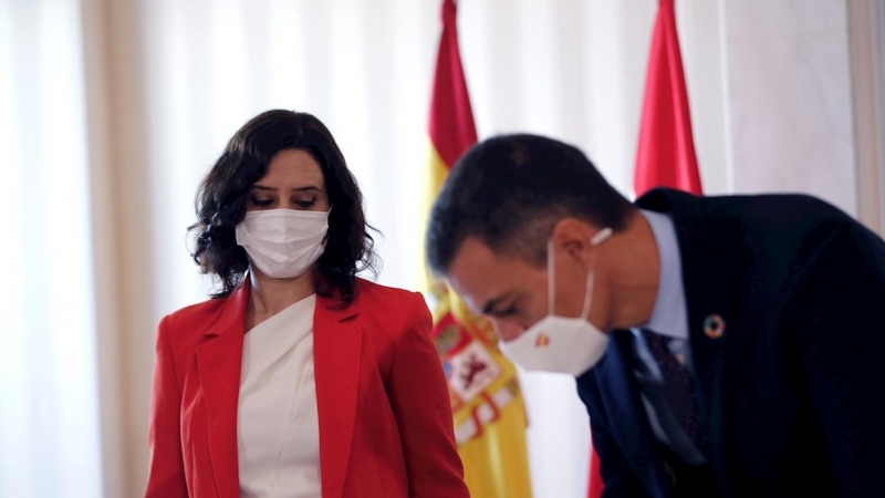 21/09/2020.- El jefe del Gobierno, Pedro Sánchez, firma el libro de autoridades en presencia de la presidenta de la Comunidad de Madrid, Isabel Díaz Ayuso. / EFE - EMILIO NARANJO