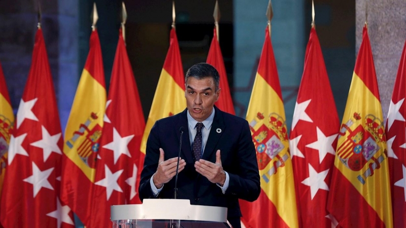 21/09/2020.- El jefe del Gobierno, Pedro Sánchez, hace unas declaraciones durante la rueda de prensa celebrada junto a la presidenta de la Comunidad de Madrid, Isabel Díaz Ayuso. / EFE -EMILIO NARANJO