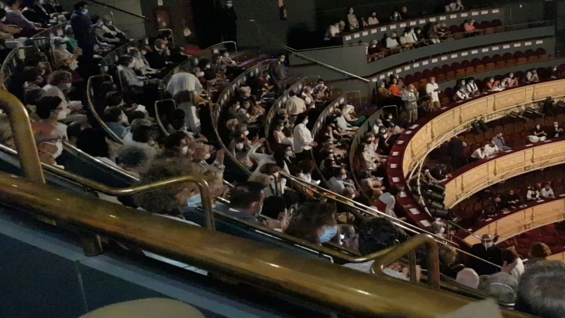 Imagen tomada durante el espectáculo de Un ballo in maschera de Verdi en el Teatro Real. / GABRIELA JUNQUERA