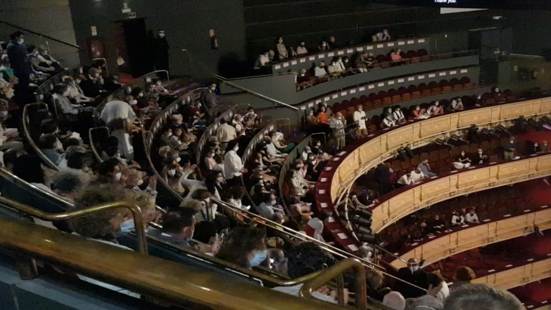 Imagen tomada durante el espectáculo de Un ballo in maschera de Verdi en el Teatro Real. / GABRIELA JUNQUERA