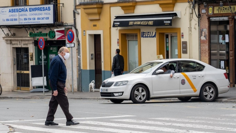 Un señor mayor cruza el paso de peatones de la Plaza del Altozano. /EP