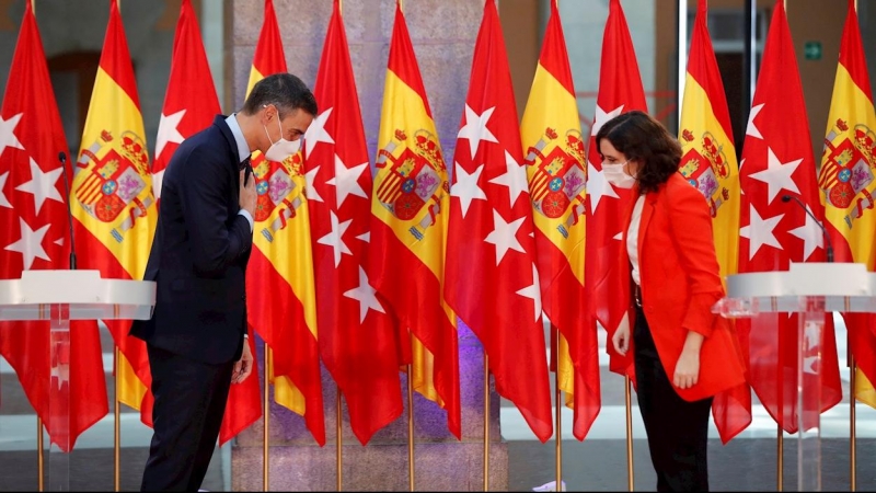 Pedro Sánchez e Isabel Díaz Ayuso se saludan antes de la rueda de prensa conjunta que han ofrecido en la Puerta del Sol. /EFE