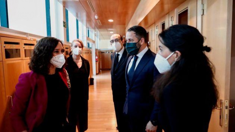 La presidenta de la Comunidad de Madrid, Isabel Diaz Ayuso, conversa con el presidente de Vox, Santiago Abascal, y la portavoz ultraderechista en la Asamblea, Rocío Monasterio. EFE