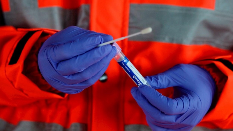 Toma de muestras “Covid-Auto” para la posterior realización de test PCR de detección del coronavirus, en el Hospital Universitario Río Hortega de Valladolid. EFE/Nacho Gallego