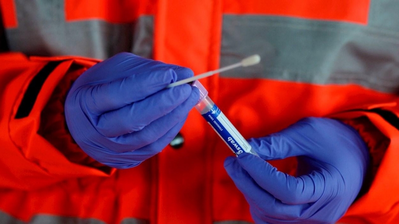 Toma de muestras “Covid-Auto” para la posterior realización de test PCR de detección del coronavirus, en el Hospital Universitario Río Hortega de Valladolid. EFE/Nacho Gallego