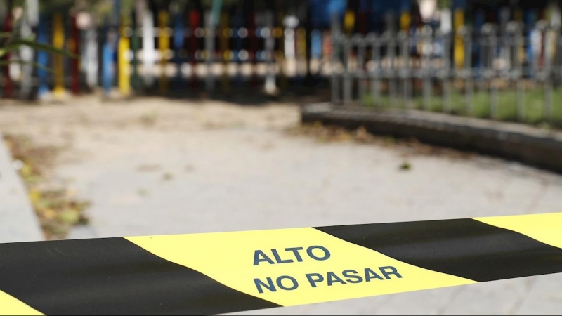 21/09/2020.- Vista del Parque Los Mosquitos en Ciudad Lineal que permanece cerrado. La Comunidad de Madrid restringe a partir de este lunes la movilidad en las 37 áreas sanitarias. / EFE - J.J. Guillen