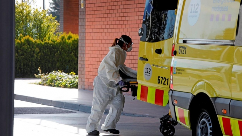 Una trabajadora de urgencias en el Hospital de Igualada, en una imagen de archivo. / EFE- Susanna Sáez