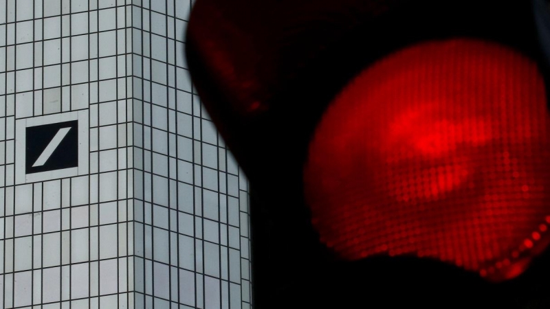 Un semáforo en rojo cerca del rascacielos donde tiene su sede Deutsche Bank, en Frankfurt. REUTERS/Kai Pfaffenbach