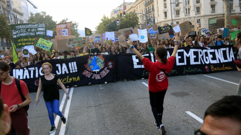 Capçalera de la manifestació convocada per Fridays for Future baixant el passeig de Gràcia de Barcelona el 27 de setembre de 2019. Laura Fíguls | ACN
