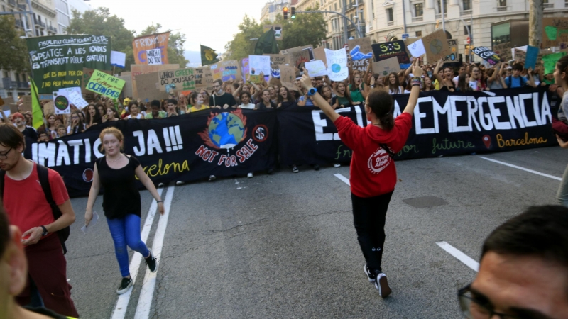 Capçalera de la manifestació convocada per Fridays for Future baixant el passeig de Gràcia de Barcelona el 27 de setembre de 2019. Laura Fíguls | ACN