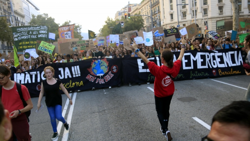 Capçalera de la manifestació convocada per Fridays for Future baixant el passeig de Gràcia de Barcelona el 27 de setembre de 2019. Laura Fíguls | ACN