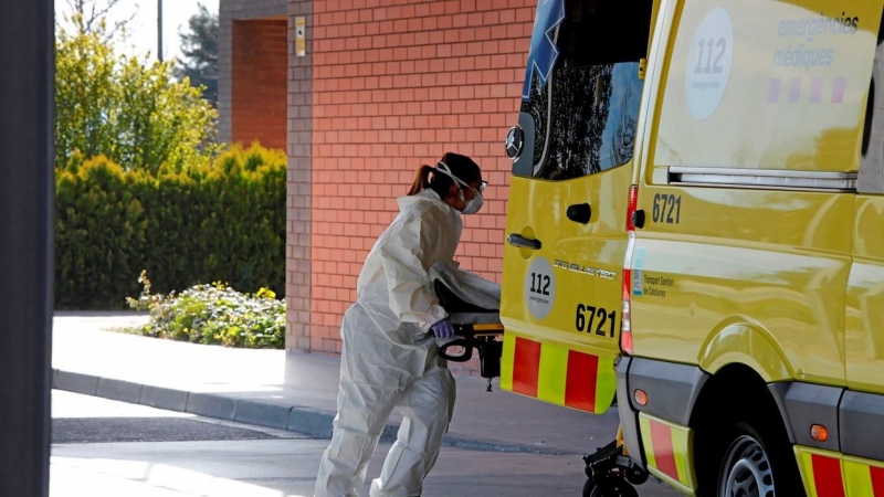 Una trabajadora de urgencias en el Hospital de Igualada. EFE/Susanna Sáez/Archivo