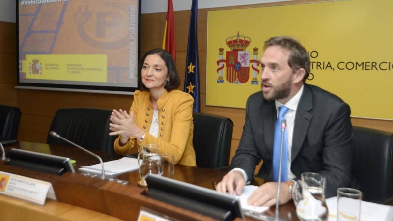 La ministra Reyes Maroto y Fernando Valdés Verelst. /Ministerio de Turismo