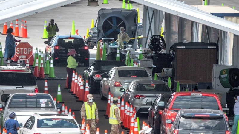 Miembros de las Fuerzas Armadas de EEUU hacen PCR a ciudadanos en el parking del estadio de Hard Rock Cafe Miami's Super Bowl. /EFE