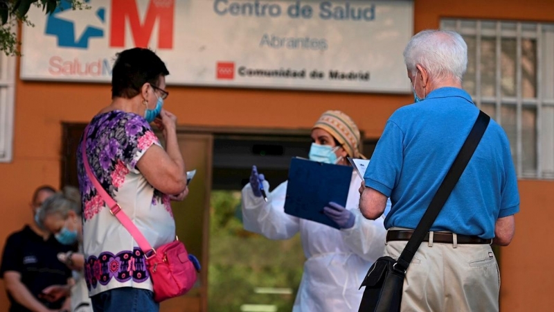 22/09/2020 - Varias personas esperan su turno para las pruebas aleatorias de PCR en el Centro de Salud Abrantes en el distrito de Carabanchel. EFE/ Fernando Villar