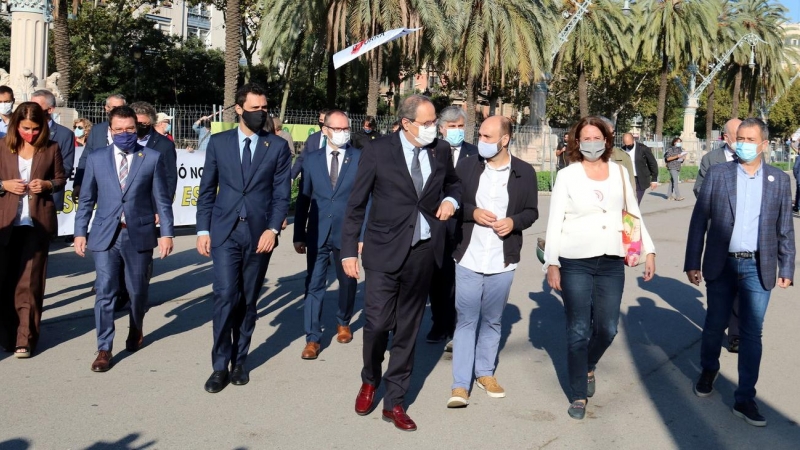 El president de la Generalitat, Quim Torra, al passeig Lluís Companys, acompanyat d'altres autoritats, dirigint-se a declarar al TSJC. Pol Solà | ACN