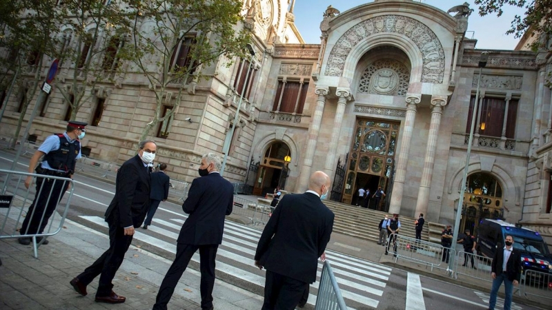 23/09/2020.- El presidente de la Generalitat, Quim Torra (i), a su llegada este miércoles al Tribunal Superior de Justicia de Cataluña (TSJC) que investiga su segunda causa por desobediencia por desoír una orden judicial para que retirara de la Generalita