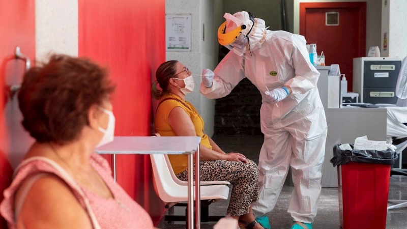 Una enfermera hace una prueba PCR a una mujer en el Centro de Salud del Barrio de San Diego de Lorca, Murcia, en una imagen de archivo. EFE/Marcial Guillén