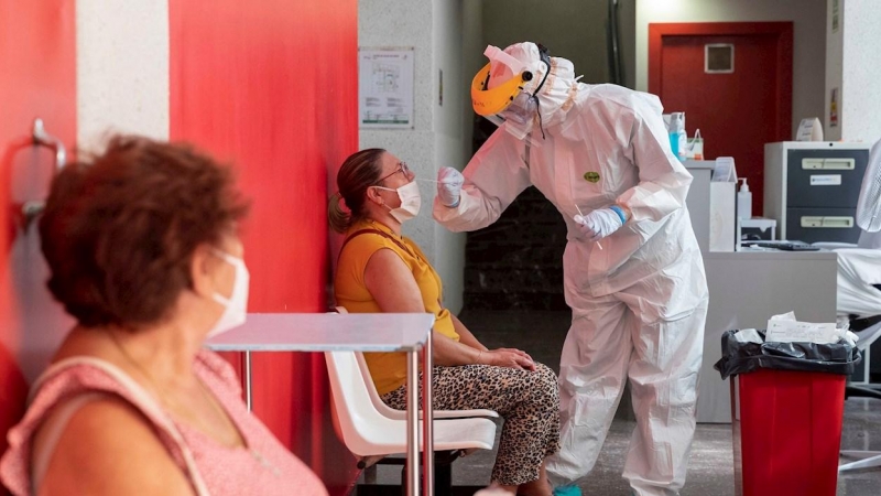 Una enfermera hace una prueba PCR a una mujer en el Centro de Salud del Barrio de San Diego de Lorca, Murcia, en una imagen de archivo. EFE/Marcial Guillén