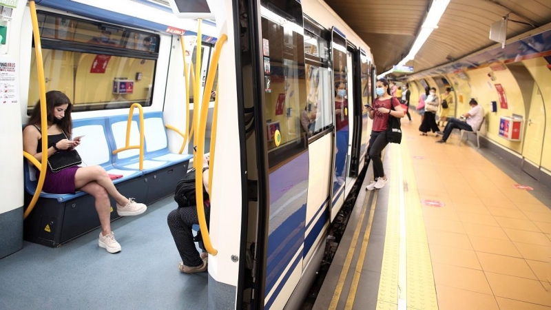 Pasajeros en un tren parado en el andén de la estación de Metro de San Bernardo, en Madrid. E.P./Eduardo Parra