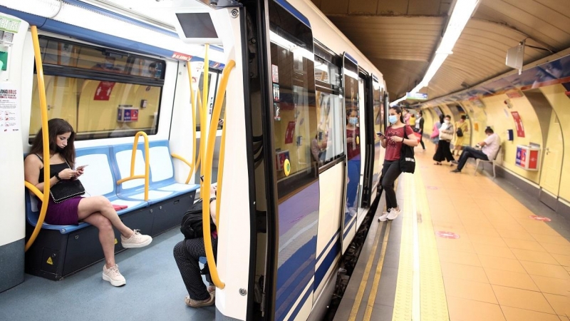 Pasajeros en un tren parado en el andén de la estación de Metro de San Bernardo, en Madrid. E.P./Eduardo Parra