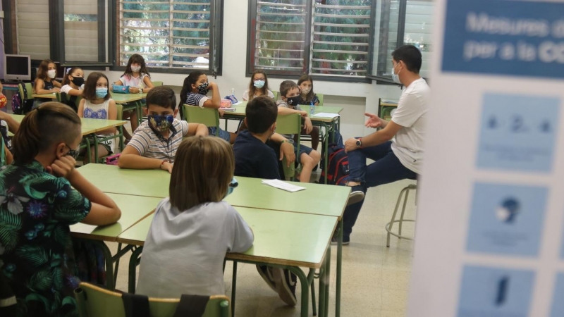 Una classe de l’Escola Catalònia de Barcelona amb tots els alumnes amb mascareta. Miquel Codolar | ACN