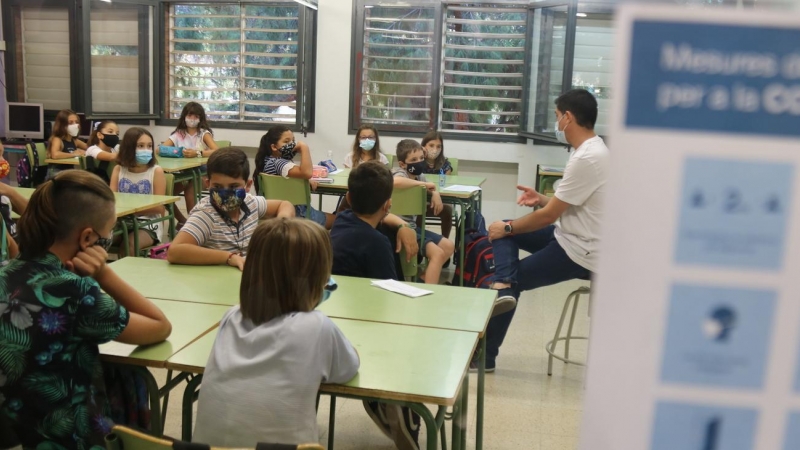 Una classe de l’Escola Catalònia de Barcelona amb tots els alumnes amb mascareta. Miquel Codolar | ACN