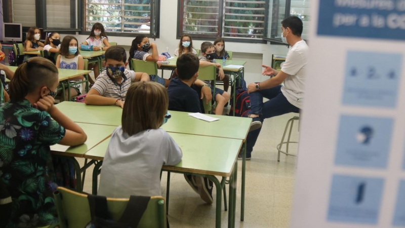Una classe de l’Escola Catalònia de Barcelona amb tots els alumnes amb mascareta. Miquel Codolar | ACN
