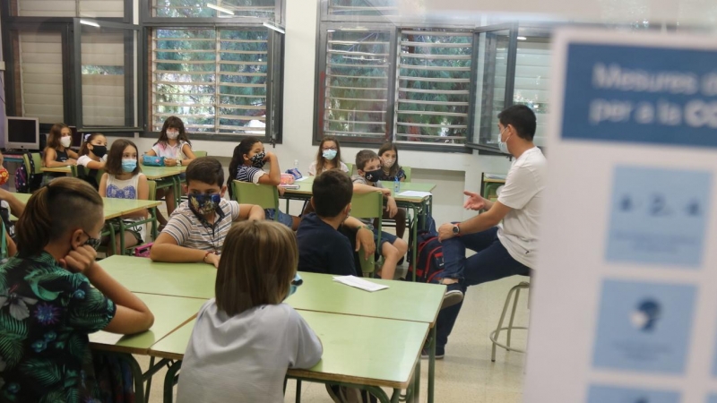 Una classe de l’Escola Catalònia de Barcelona amb tots els alumnes amb mascareta. Miquel Codolar | ACN