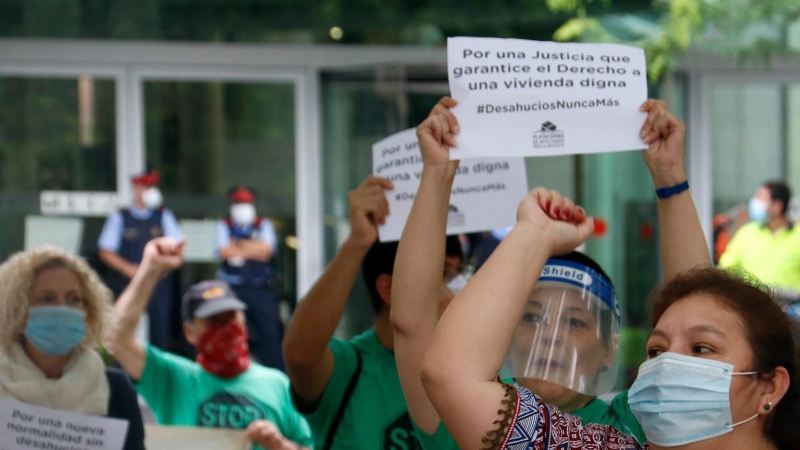 Integrants de la PAH protesten davant de la Ciutat de la Justícia contra la represa dels desnonaments, al juny. BLANCA BLAY / ACN