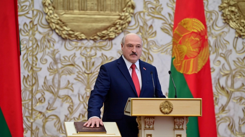 El presidente Alexandr Lukashenko tomando posesión del cargo de presidente en Minsk. / REUTERS